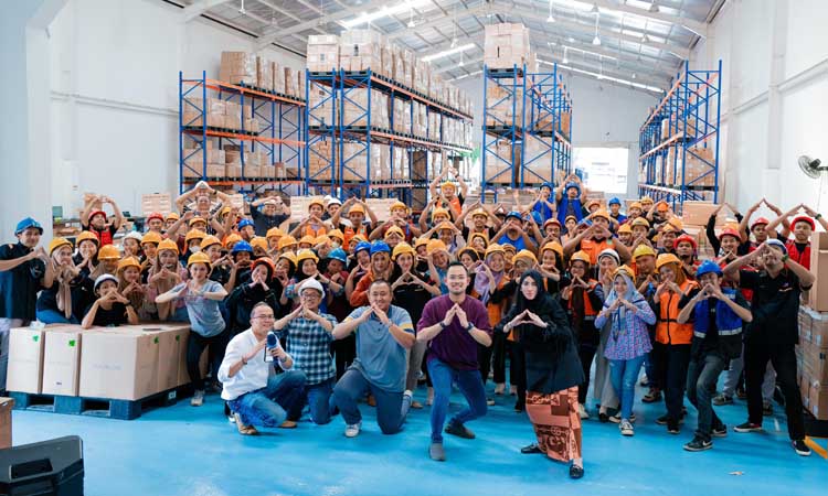 KEKELUARGAAN: Gilang bangun J99 Corp. bersama istri, Shandy Purnamasari. Serap nyaris 2000 karyawan dari seluruh lini bisnis di berbagai kota di Indonesia