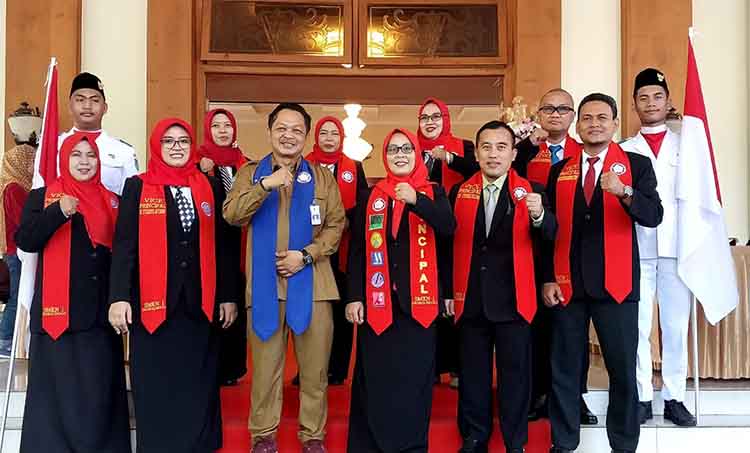 SMK BISA: Kacabdin Iwan Triyono (tengah) bersama CEO dan Manajemen SMK Negeri 1 Probolinggo berfoto bersama para peserta didik kelas XII dan seluruh undangan.