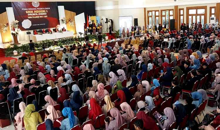 KHIDMAT: Ratusan peserta didik SMK Negeri 1 Probolinggo tahun ajaran 2023/2024 mengikuti pisah kenang di Ballroom Paseban Sena, Kota Probolinggo.