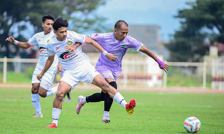 JAGA BOLA: Pemain senior Pasuruan United, Siswanto saat berusaha menjaga bola dari lawan yang hendak merebut.