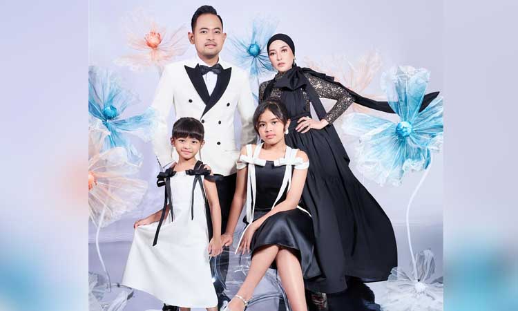 Gilang bersama istri dan 2 putrinya.