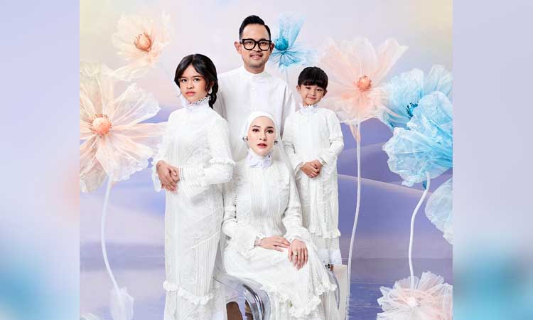 KELUARGA KECIL BAHAGIA: Gilang bersama istri dan anak-anaknya.