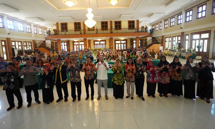 KOMPAK: Seluruh undangan Gathering Rujukan Bersama RSUD Waluyo Jati Kabupaten Probolinggo berfoto bersama.