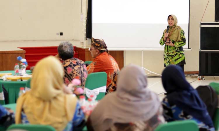 MATERI II: Kepala Puskesmas Gending dr. Pungki Ariyanti menyampaikan informasi dan testimoni pelayanan rujukan RSUD Waluyo Jati Kabupaten Probolinggo.