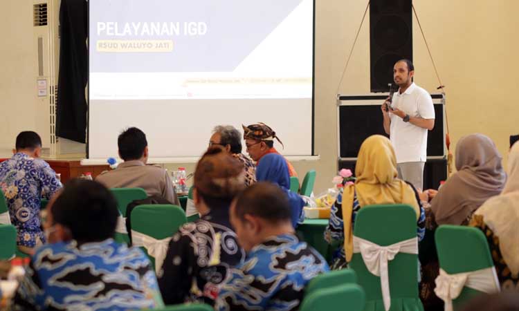 MATERI I: dr. Fadhil Rasyid, Sp.An. memaparkan materi tentang pelayanan IGD RSUD Waluyo Jati Kabupaten Probolinggo.