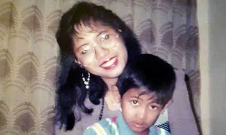 MAMA TERCINTA: Gilang Widya Pramana semasa kecil bersama almarhumah mama tercinta, Dra. Hj. Miendwiati.