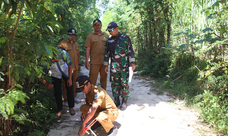 LEBIH KUAT: Peltu Bambang Dwi Asmoro Batuud Koramil Leces bersama Perangkat Desa Tigasan Kulon mengecek lokasi rabat beton di RT 12/RW 03 Dusun Degedeg.