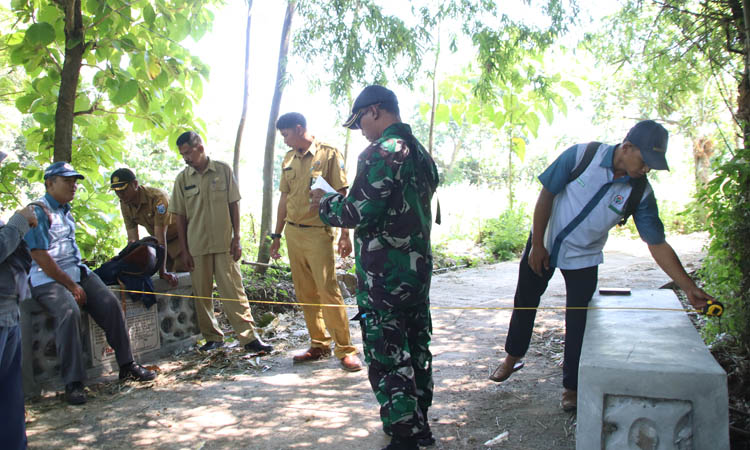 CEGAH GENANGAN: Pengecekan gorong-gorong di RT 02/RW 01 Dusun Gonggo.