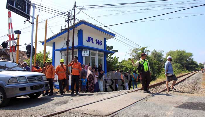 BELUM DIFUNGSIKAN: JPL 146 yang sudah berdiri, namun sejauh ini belum difungsikan. Di perlintasan ini, Kijang rombongan Bu Nyai tertabrak KA Pandalungan. (Mokhamad Zubaidillah/ Radar Bromo)