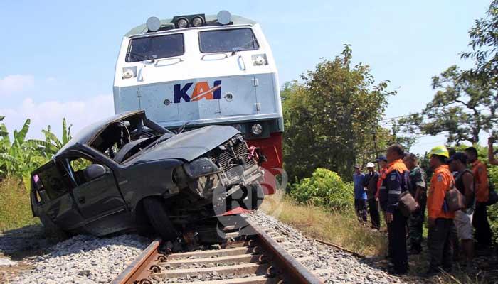 Kondisi KA Pandalungan yang ditarik CC 203 saat menabrak mobil Kijang LGX ditumpangi rombongan Bu Nyai Sidogiri di Rejoso. (7/5). (Mokhamad Zubaidillah/ Radar Bromo)