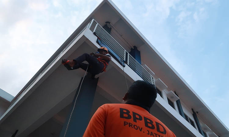 LATIHAN: Tim rescue BPBD Kabupaten Pasuruan saat melakukan latihan wall climb untuk meningkatkan kemampuan hadapi ancaman longsor.