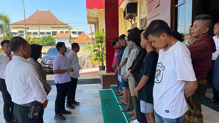 DIAMANKAN: Delapan pemuda diamankan Polres Probolinggo usai membuat kegaduhan dalam acara Hardiknas dan Harjakapro Ke-278 di Alun-Alun Kraksaan, beberapa waktu lalu.