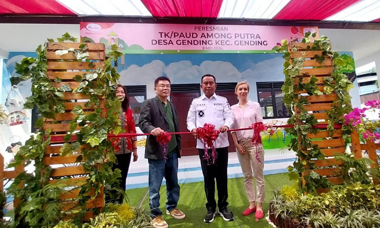 POTONG PITA: Peresmian Gedung PAUD Among Putra, Gending yang berhasil dibangun melalui program CSR PT. Sasa Inti dengan Happy Heart Indonesia.