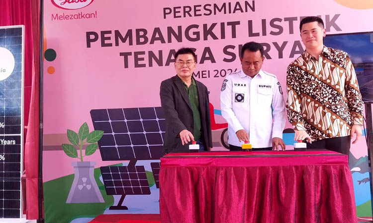 PLTS : Penekanan tombol menandai diresmikannya instalasi PLTS sebagai komitmen PT Sasa Inti dalam menjaga lingkungan dengan mengurangi emisi karbon sekaligus mengingkatkan efisiensi energi.