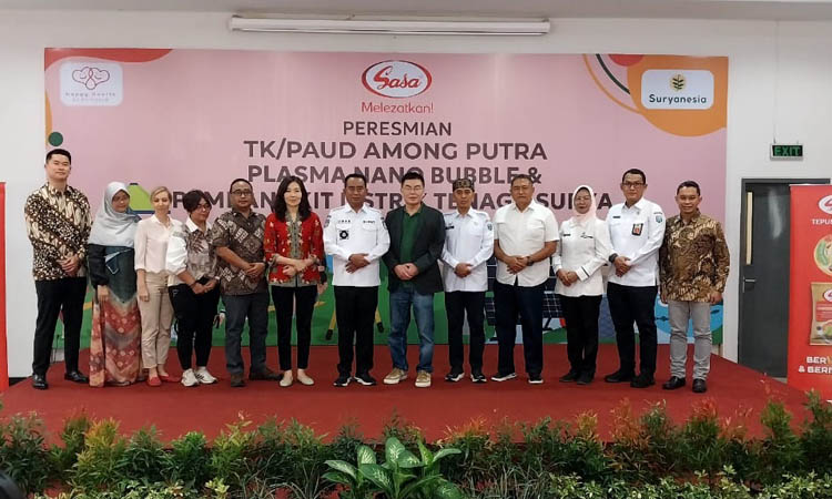 SEREMONIAL: Pj. Bupati Ugas bersama CEO Dr. Rudolf, COO Juli, para kolabolator, usai seremonial di Aula PT. Sasa Inti, Gending, Kabupaten Probolinggo, Rabu siang(8/05).