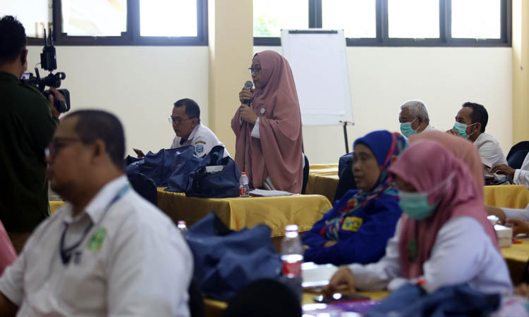 TANYA JAWAB: Salah seorang peserta mengajukan pertanyaan kepada para narasumber Sosialisasi dan Workshop