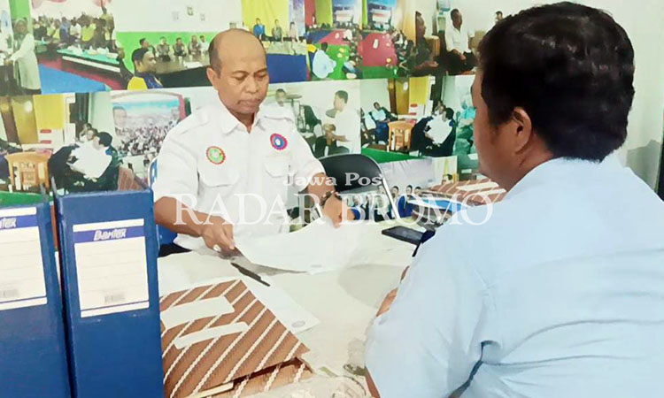 LAPOR: Erik Arfiyanto, 46, seorang karyawan PT. KTI melaporkan permasalahannya ke K-SPSI Kota Probolinggo