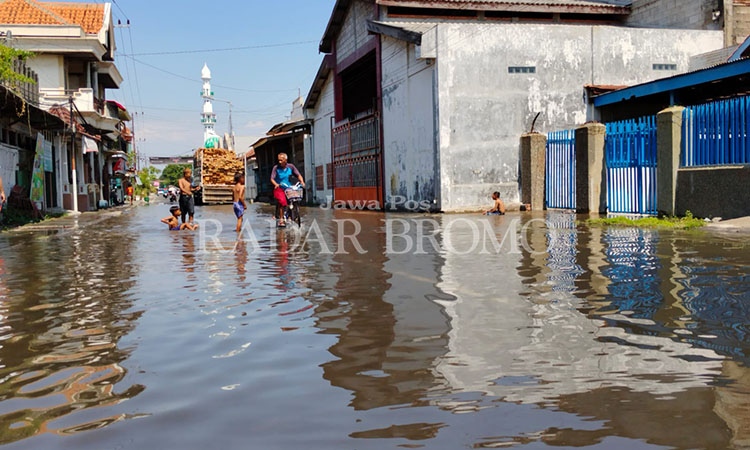 PALING PARAH: Banjir rob di Jalan MT Haryono, Kelurahan Mandaran, Panggungrejo, Kota Pasuruan, terjadi paling parah.