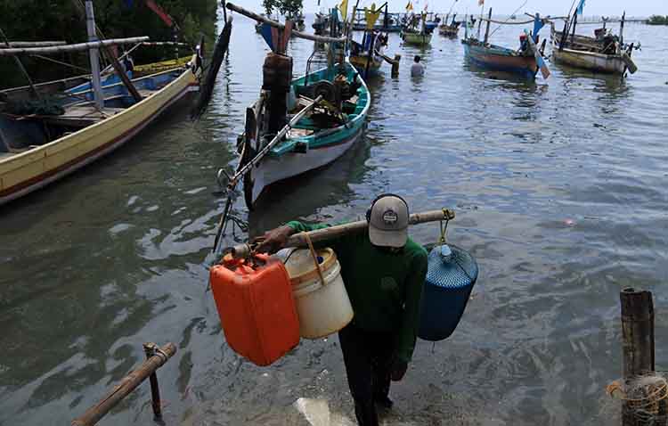 TANGKAP IKAN: Aktivitas nelayan di Kabupaten Pasuruan dalam menangkap ikan di perairan. Pemkab Pasuruan berencana untuk memaksimalkan potensi perikanan, salah satunya dengan pengoptimalan tambak, seba