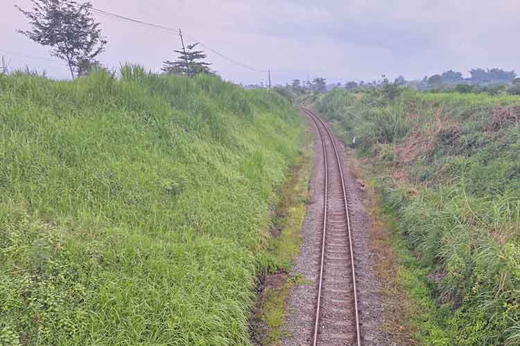MELENGKUNG: Perlintasan kereta api di dekat Stasiun Sengon, perkiraan lokasi terjadinya tabrakan kereta 82 tahun silam.