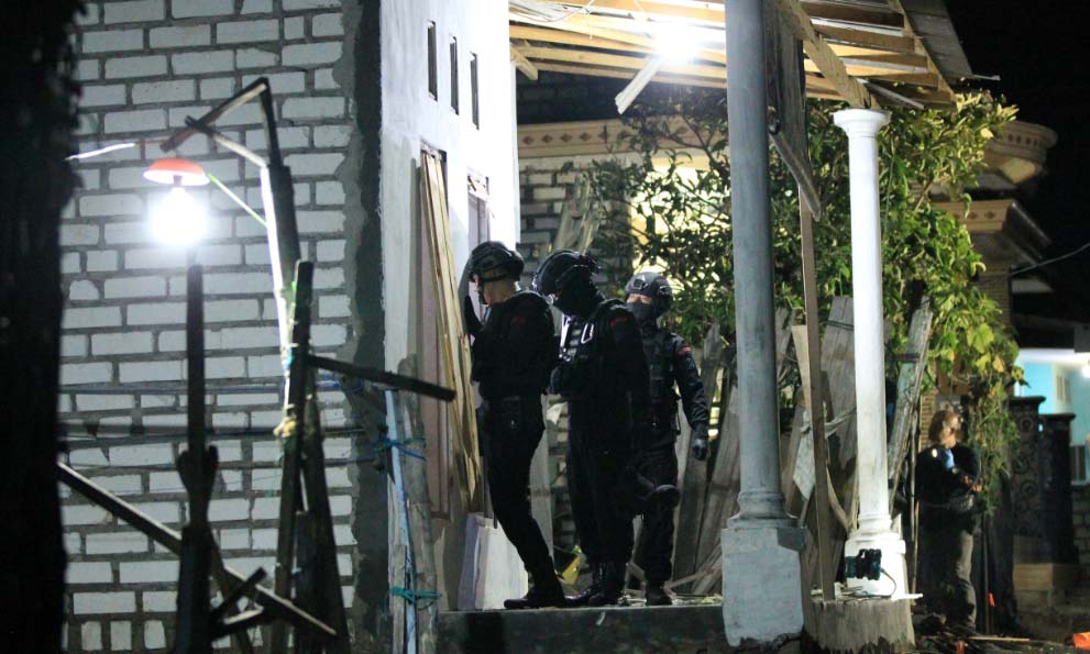 Tim Detasemen Gegana Satbrimob Polda Jawa Timur menyisir lokasi ledakan di rumah Rahmad yang ada di Lingkungan Tegalpongo, RT 06 RW 09, Kelurahan Ngemplakrejo,  Kecamatan Panggungrejo, Kota Pasuruan,