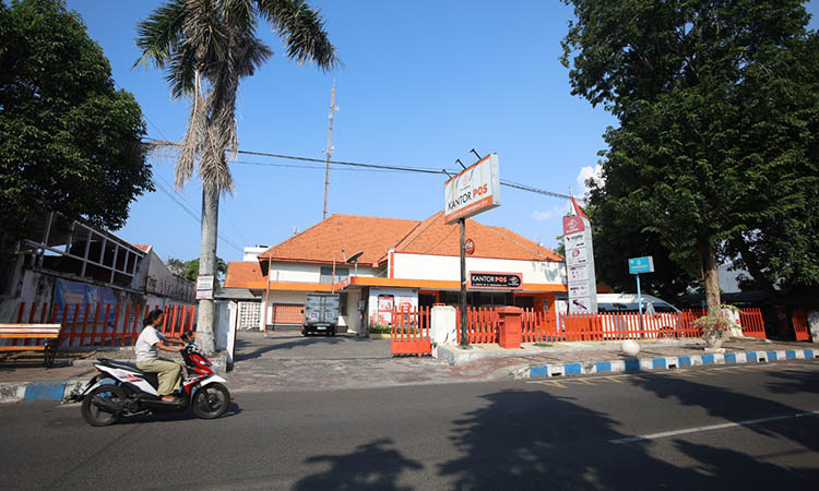 KANTOR POS: Kondisi gedung kantor Pos Kota Probolinggo masa kini. Dulunya, bangunan tersebut merupakan Gouvernement Telefoonkantoor atau Kantor Telepon Pemerintah di era Hindia-Belanda.