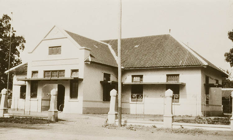 TEMPO DULU: Foto bangunan Post, Telegraaf en Telefoondienst (PTT) tahun 1930. Sekarang menjadi kantor Pos Kota Probolinggo, di Jalan Suroyo, Kelurahan Tisnonegaran, Kecamatan Mayangan.