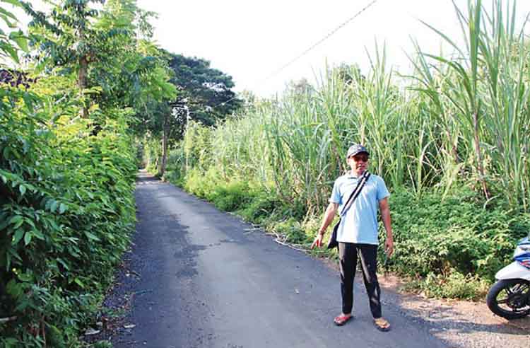 MULUS: Kepala Desa Banjarsawah Rendy Mamang Amad Wahyudi di lokasi pengaspalan jalan di Dusun Arisan.