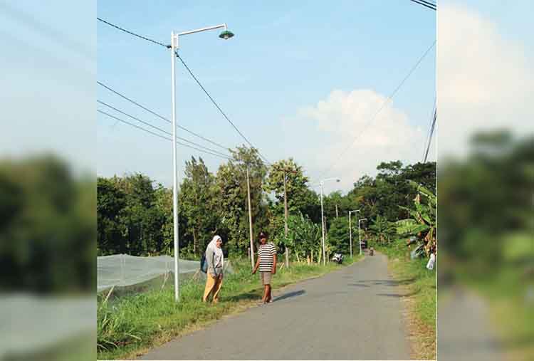 MAKIN AMAN: Jalan di Dusun Krajan, Desa Banjarsawah, semakin aman dilintasi setelah dilengkapi PJU.