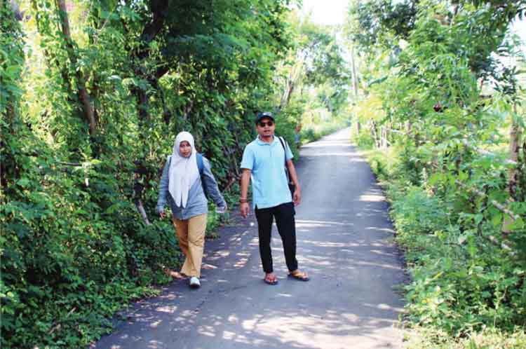 AMAN DILINTASI: Kepala Desa Banjarsawah Rendy Mamang Amad Wahyudi menunjukkan jalan yang telah diaspal di Dusun Pancoran.