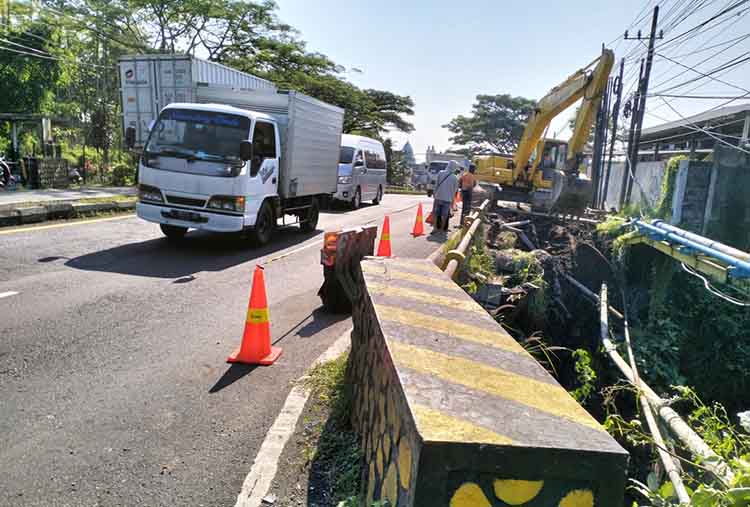 DILEBARKAN: Sejumlah pekerja menggarap pelebaran Jembatan Purwodadi di Desa/Kecamatan Purwodadi, Kabupaten Pasuruan.