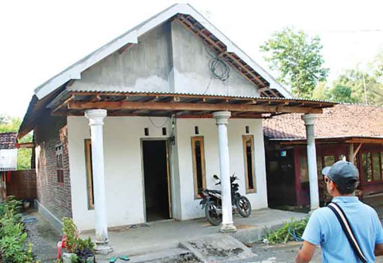 LABIH LAYAK: Kepala Desa Banjarsawah Rendy Mamang Amad Wahyudi berkunjung ke salah satu rumah yang mendapatkan program pembangunan RTLH di Dusun Pancoran.