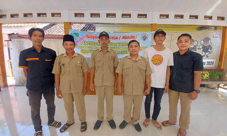 KOMPAK: Plt Kepala Desa Penunggul Abdul Rohmad Noloyudo (tiga dari kiri) bersama perangkat Desa Penunggul.
