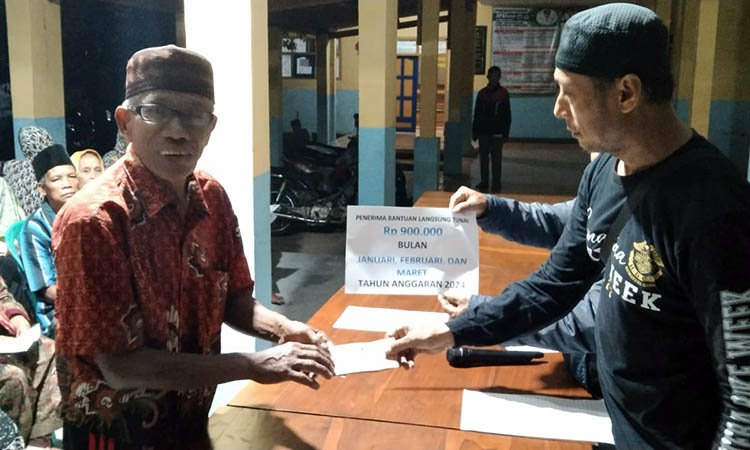 SALURKAN: Kepala Desa Tegalsiwalan Sutipan menyalurkan BLT-DD kepada keluarga penerima manfaat.