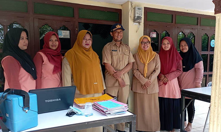 CEK LANGSUNG: Kepala Desa Tegalsiwalan Sutipan berfoto bersama bidan dan kader posyandu desa setempat.