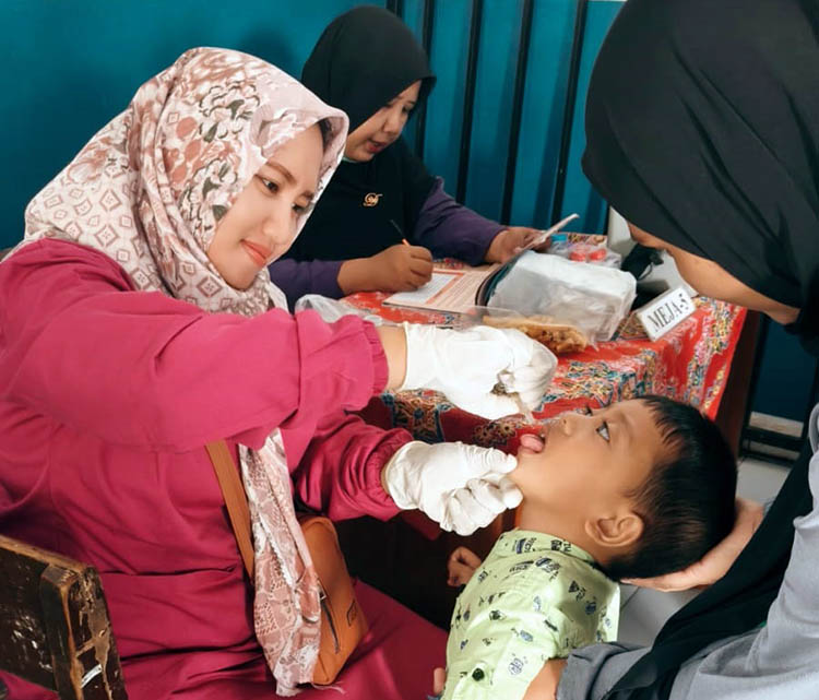 IMUNISASI: Kesehatan balita menjadi perhatian serius pemerintah desa. Kegiatan posyandu rutin digalakkan.