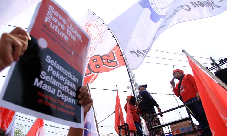 Ratusan buruh saat menggelar aksi unjuk rasa di depan pabrik Nestle di Kejayan, Pasuruan. (Mokhamad Zubaidillah/ Radar Bromo)