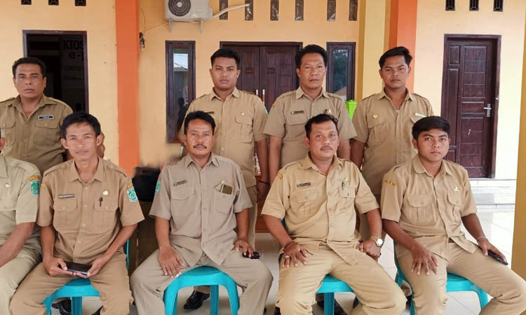KERJA SAMA: Perangkat Desa Kapasan.