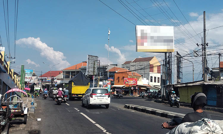 BUTUH TRAFFIC LIGHT: Suasana simpang 3 Ngopak ramai antara penyeberang, pembeli dan pelintas. Ruas setempat butuh traffic light untuk memberikan rasa aman bagi pengguna jalan.