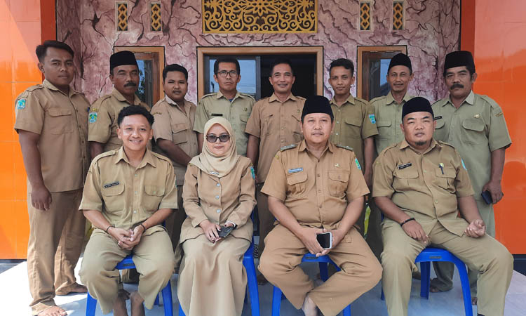 SELALU KOMPAK: Kades Sedarum Mohamad Halimi (duduk dua dari kanan) bersama jajarannya.