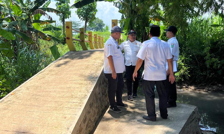 LEBIH LEBAR: Jembatan usaha tani yang digarap tahun lalu. Setelah jembatan selesai, warga kini tak perlu memutar.