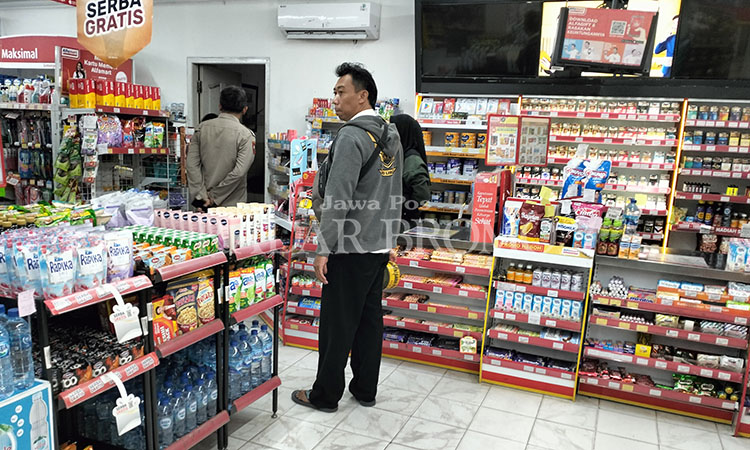 GAGAL DIRAMPOK: Suasana toko Alfamart Jalan dr. Soetomo, Desa Sumberlele, Kraksaan,Kabupaten Probolinggo setelah percobaan perampokan, Rabu (15/5).