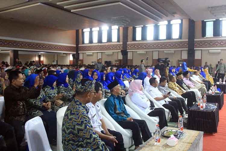 PURNAWIYATA: Sejumlah undangan, termasuk para mantan kepala SMKN 2 Kraksaan, hadir mengikuti prosesi purnawiyata.