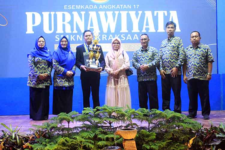 TERBAIK: Kepala SMKN 2 Kraksaan dan sejumlah guru berfoto bersama lulusan peraih nilai tertinggi dari 7 kompetensi keahlian, Faris Ahmad Holili.