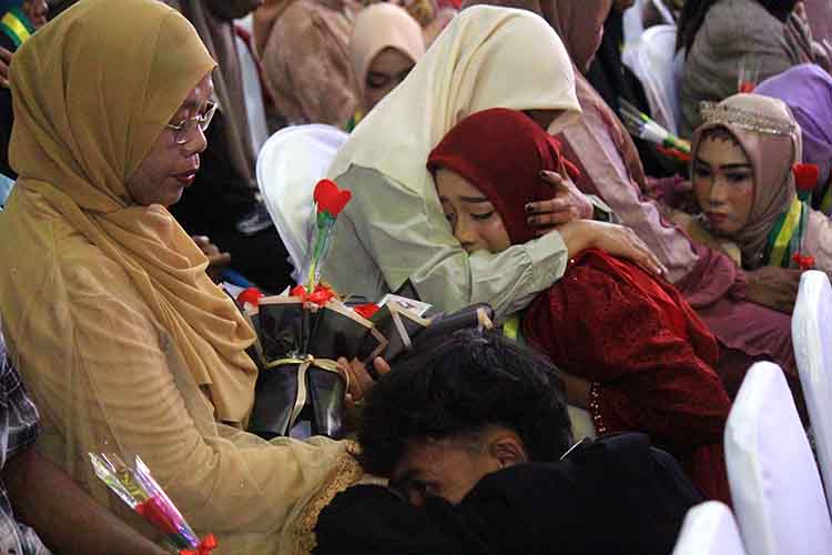 SUNGKEM: Secara serentak, siswa kelas XII sungkem kepada orang tua masing-masing dan memberikan seuntai bunga.