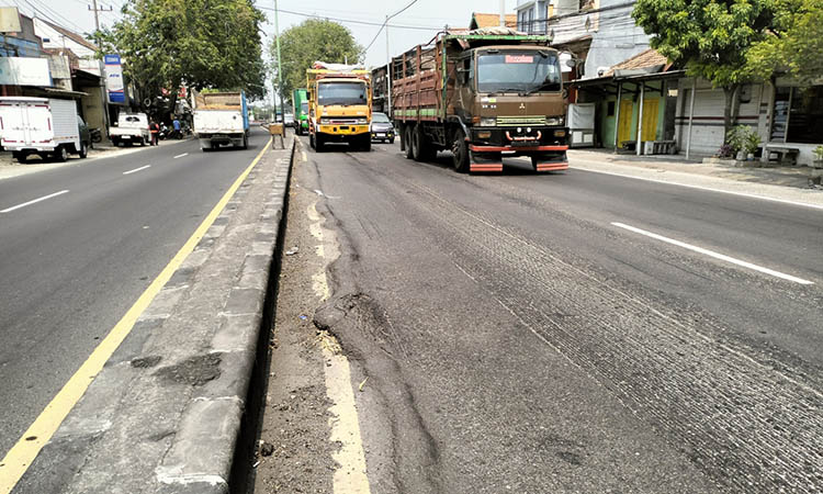 GELOMBANG: Jalan raya Kejapanan, Kecamatan Gempol, yang kondisi aspalnya bergelombang. Kondisi itu, membuat pengguna jalan merasa tak nyaman.