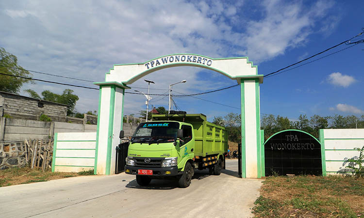 SUMBER PAD: Truk DLH keluar dari TPA Wonokerto. Tahun ini Pemkab Pasuruan menarget PAD lebih tinggi dari retribusi sampah tahun lalu.