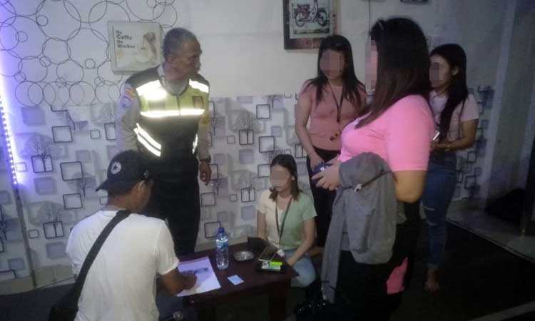 DIDATA: Petugas Polsek Gempol saat menyisir tempat-tempat karaoke di Gempol. Operasi Cipta Kondisi itu dilakukan untuk memastikan ketertiban dan keamanan di tengah masyarakat.