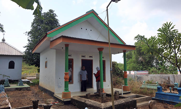 MAKAM: Miskadi, 61, warga Dusun Krajan I, Desa Clarak, Kecamatan Leces, Kabupaten Probolinggo yang menjadi keturunan ketujuh sekaligus juru kunci makam Mbah Nyono.