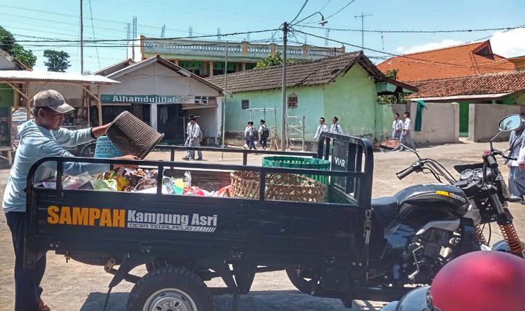 SEHAT: Sekretaris Desa Tegalmojo Abdullah mengecek domba yang diternakkan secara komunal di dalam kandang RT 4/RW 1, Dusun Karanganyar.